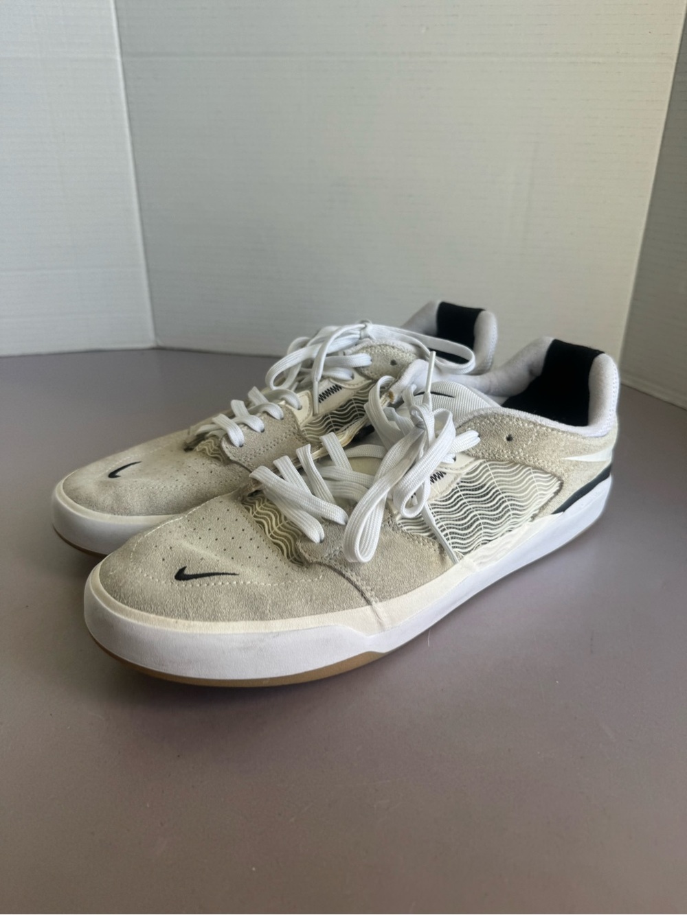 Nike Men’s White and Black Low-Top Athletic Skate Shoes